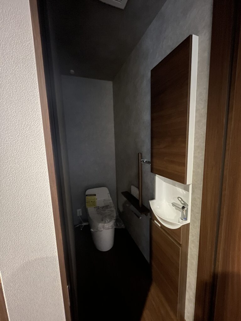 便器が設置された玄関横のトイレA